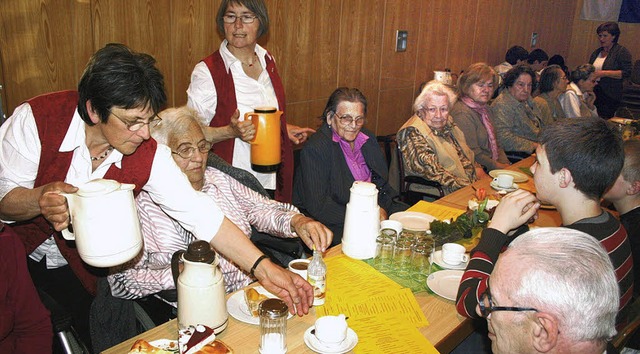 Die Landfrauen bewirteten die Btzinge...ge von Realschlern begleitet wurden.   | Foto: horst david