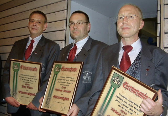 Neue Ehrenmitglieder der Hebelmusik Ha...hrter und Roland Gessner (von links)   | Foto: fotos: Roswitha Frey