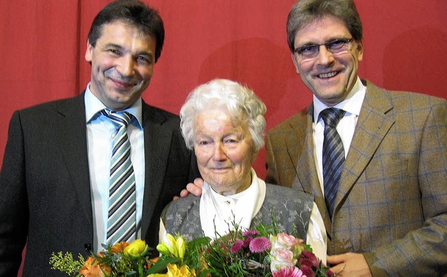 ber die Ehrung durch das Land fr ihr...nks) und Brgermeister Jrg Czybulka.   | Foto: Anne Freyer