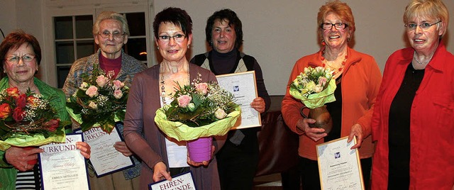 Blumenstrue und Urkunden erhielten (...orsitzenden Dorothea Hsler berreicht  | Foto: ReinhaRD CREMER