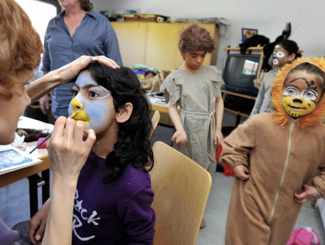 Bunte Farben im Gesicht &#8211; und sc...h die Kinder in wilde Dschungeltiere.   | Foto: rita eggstein