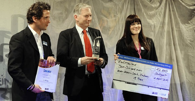 Christoph Dahl (Mitte), Geschftsfhre...hule den 1. Preis des Beo-Wettbewerbs.  | Foto: MNCHAU