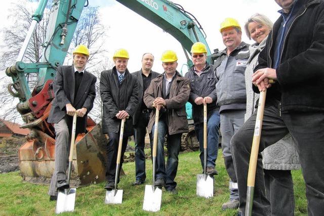 Menschen und Bagger am Werk