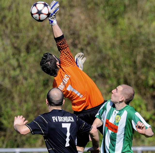 Hier klrt der Brombacher Goalie Fabio...und Fabio Iannone vom SC Rheinfelden.   | Foto: Meinrad Schn