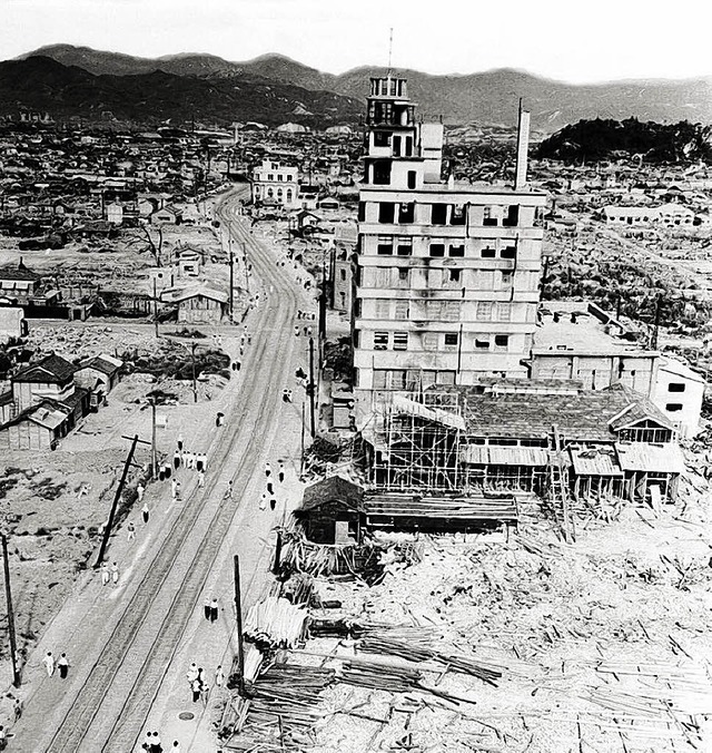 Ruinen einer japanischen Stadt: Hirosh...n Jahr nach dem Abwurf der Atombombe.   | Foto: afp