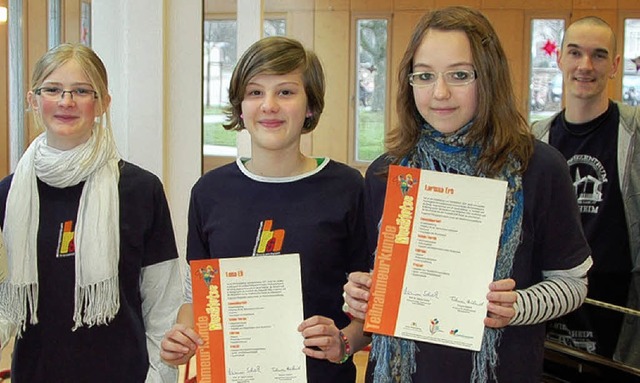 Musiklotsen: Eva Gaiser, Lena Ell und ...; rechts Musiklehrer Philip Allgaier.   | Foto: Bomans