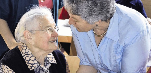 Regina Brer gratuliert der mit 98 Jahren ltesten Besucherin Agathe Baumeister.  | Foto: Molitor