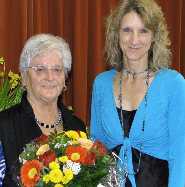 Brgermeisterin Daniela Meier (rechts) ehrte beim Seniorennachmittag Helga Gempp  | Foto: I. Bode