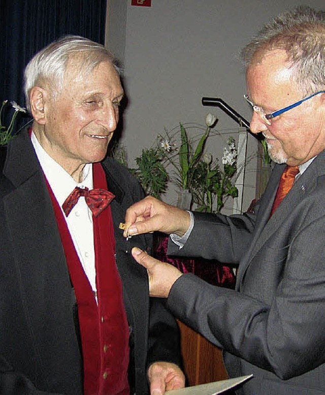 Gustav  Zimmermann  erhielt von Helmut  Blaudzun eine auerordentliche Ehrung.    | Foto: Grziwa