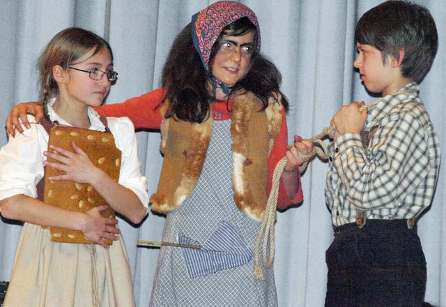 Die schaurige Hexe (Luise Stitz) hat H...nja Christoph) in ihre Gewalt gebracht  | Foto: Karin Stckl-Steinebrunner