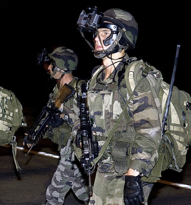 Franzsische Soldaten landen in Abidjan.   | Foto: AFP