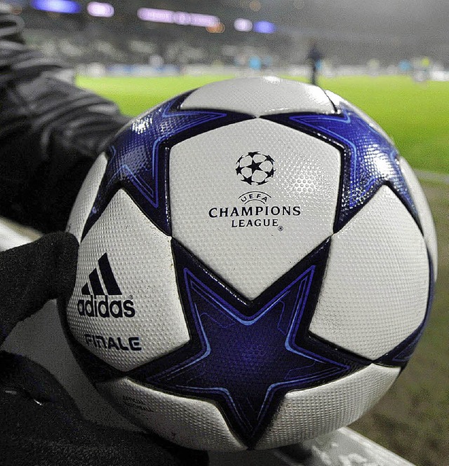 Der Ball ist rund und die Fuball-Champions-League teuer.   | Foto: dapd