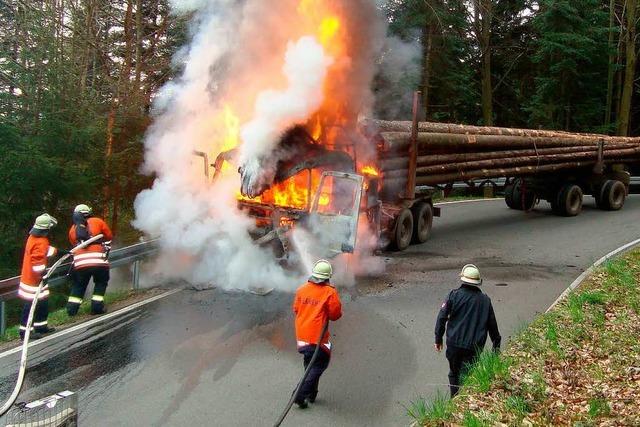 Holztransporter fngt Feuer