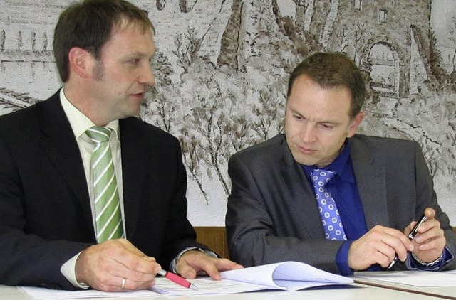 Andreas Gtz (EnBW) und Brgermeister Jrgen Scheiding.  | Foto: PR