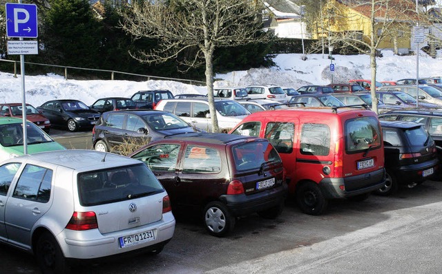 Der Bahnhofparkplatz in Hinterzarten d...ern als Abstellflche fr ihre Autos.   | Foto: DIETER MAURER