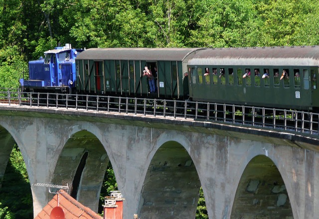 Die Schwbische Waldbahn auf dem Strmpfelbach-Viadukt  | Foto: Rolf Mller