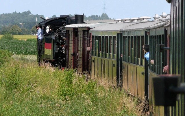 Familientauglich: Dampflok Rosa und das chsle auf dem Weg nach Ochsenhausen   | Foto: Rolf Mller