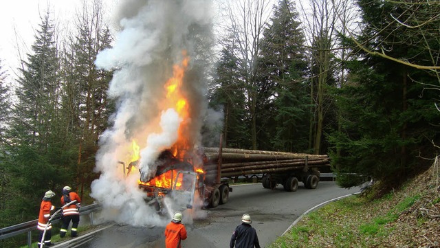 Ein Langholztransporter stand in Flammen.   | Foto: polizei