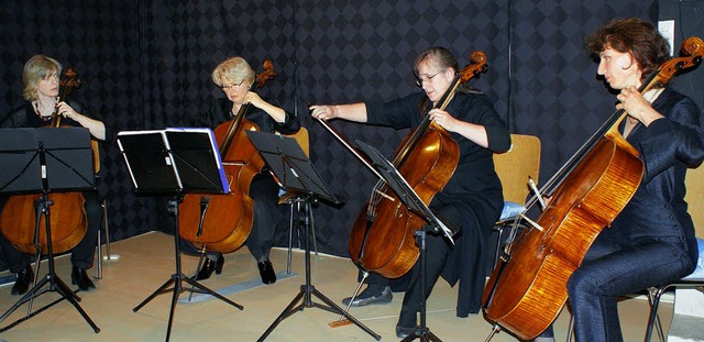 Bei &#8222;Vier Lnder, vier Sprachen,... die Cellistinnen Musik und Gedichte.   | Foto: Chris Rtschlin