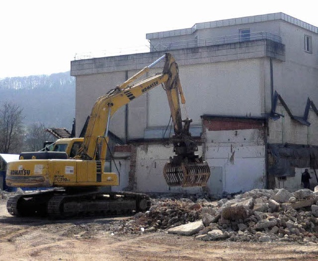 Mit schwerem Gert wurde die Lagerhall...ehemaligen Mbelhauses steht nun frei.  | Foto: Felicitas Rohrer (froh)