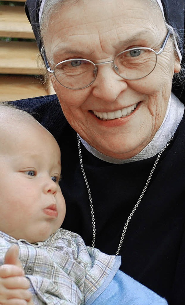 Schwester Frumentia  mit dem sechs Monate alten Jayden-Patrick  | Foto: siefke