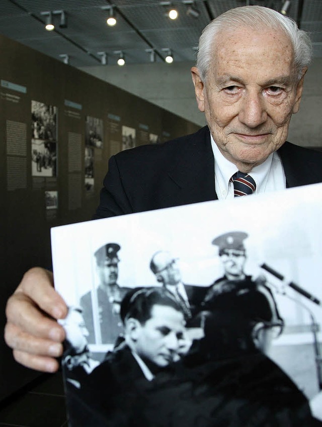 Gabriel Bach in der Ausstellung &#8222... ihn und hinten den Angeklagten zeigt   | Foto: dpa