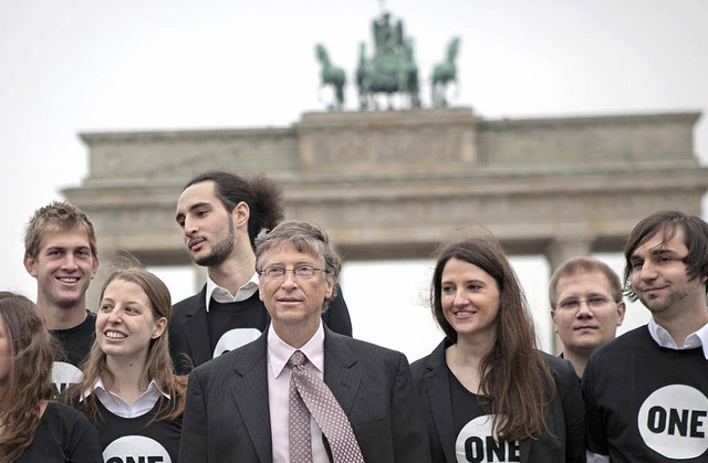 Gruppenbild mit Milliardr: Bill Gates...klungshilfe vor dem Brandenburger Tor   | Foto: DPA