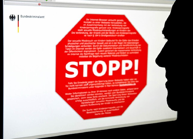 Stoppschild auf einer Seite des Bundeskriminalamts   | Foto: DPA