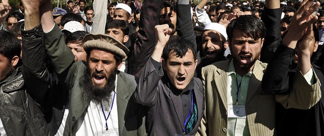 Studenten protestieren in Kabul gegen die Koranverbrennung.  | Foto: afp