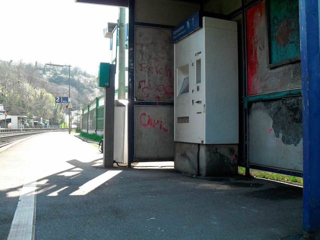 Oft repariert, oft zerstrt: Sitzpltze am Bahnhof Istein.   | Foto: Wiedermann