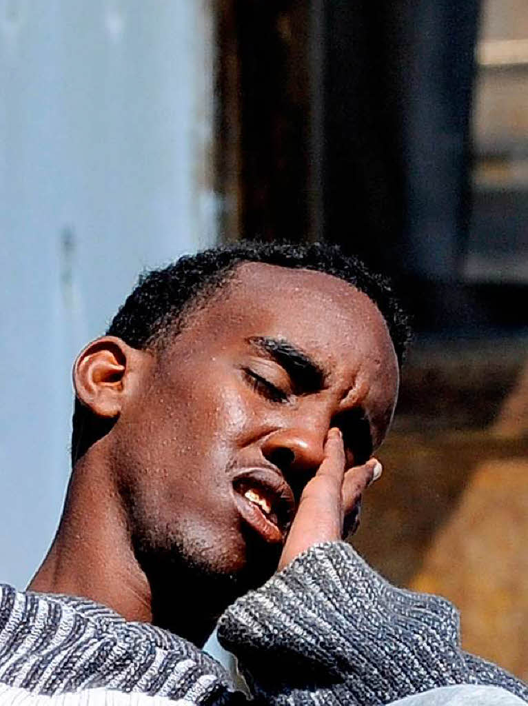 Auf der Mittelmeerinsel Lampedusa versorgen Rettungskrfte die berlebenden des Schiffsunglcks.