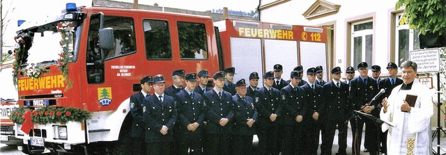 Weihe des Lschfahrzeuges LF8, des &qu...m Mai 2004 durch Pfarrer Michael Spath  | Foto: FFWB Feuerwehr Bleibach