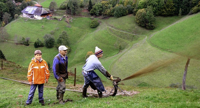 Harte Arbeit fr wenig Lohn: Das Ausbr... ist eine extrem aufwendige Ttigkeit.  | Foto: Eberhard Gross