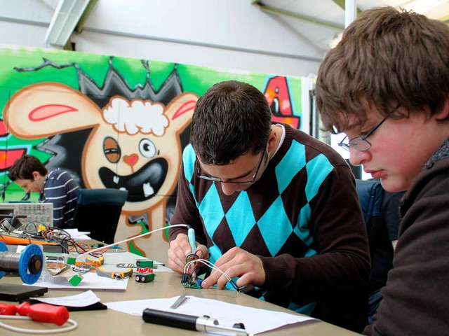 Enrico Horstmann (rechts) lsst sich b...eigen, wie man Leiterplatten bestckt.  | Foto: Martha Weishaar