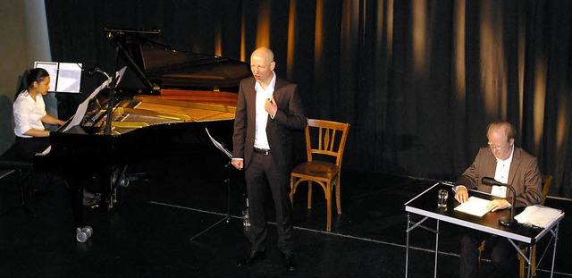 Anastasia Abu Bakar am Klavier, Carste...ie Assoziationen der Zuschauer heraus.  | Foto: Ernst Hubert Bilke