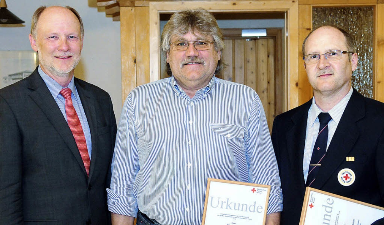Ehrungen beim DRK: Vorsitzender Armin ...r mit Klaus und Ewald Kopf (von links)  | Foto: Wolfgang Künstle