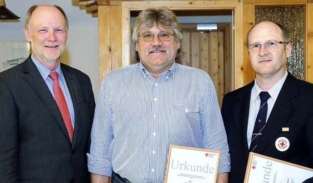 Ehrungen beim DRK: Vorsitzender Armin ...r mit Klaus und Ewald Kopf (von links)  | Foto: Wolfgang Knstle