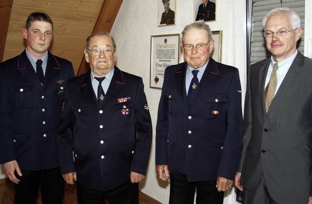 Von Brgermeister Eckart Escher (recht...  in der  Feuerwehr Merdingen geehrt.   | Foto: martin ehret