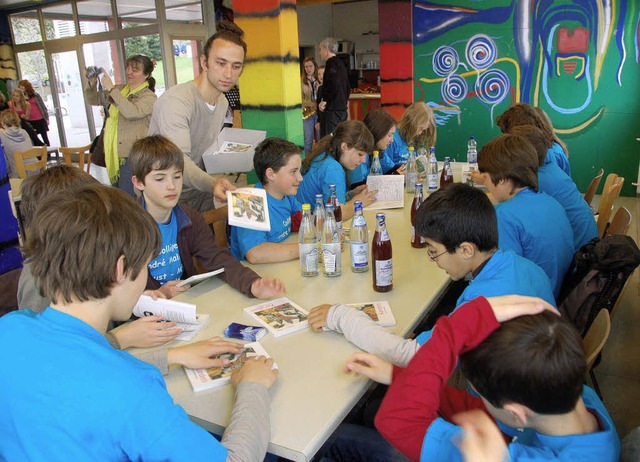 T-Shirts und den Standard-Fhrer &#822...anzsischen Schlerinnen und Schler.   | Foto: Markus Maier