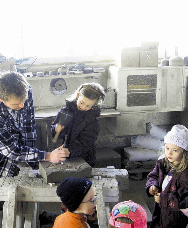 Die Kindergartenkinder schauten Steinm...rkus Weniger eifrig ber die Schulter.  | Foto: wieland