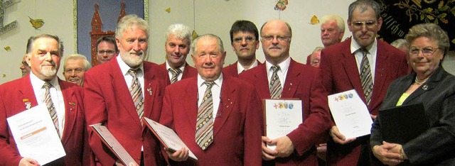 Barbara Locherer-Kuhs (rechts) ehrte (...d, Franz Disch  und Gerhard Schmidle.   | Foto: Anne Freyer