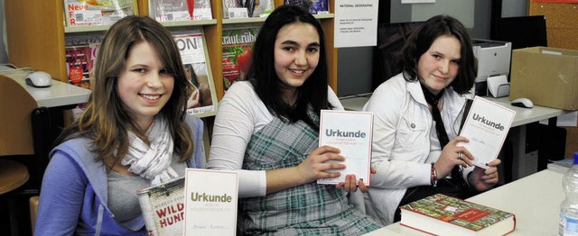 Urkunden fr die Besten (von links): A...izmann, Daniela Ristic und Nayla Saka   | Foto: Gier