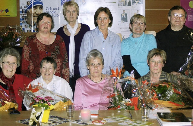 Aus dem Vorstand ausgeschieden (sitzen...nks), ganz rechts Pater Marian Rybak.   | Foto: Winzer