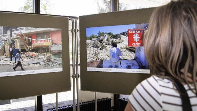 Die Bilder aus Haiti sind im Foyer des Rathauses zu sehen.   | Foto: Wolfrum