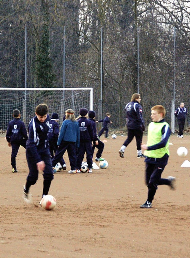 Vorerst wird der SV-Nachwuchs weiter auf dem Hartplatz trainieren mssen.   | Foto: FILLISCH