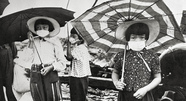 Hilfloser Schutz vor Strahlung: Kinder nach der Tragdie in Hiroshima   | Foto: AFP