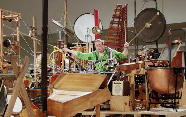 Der Basler Schlagzeugprofessor Matthia...Kagel-Komposition im Tinguely-Museum.   | Foto: Annette Mahro