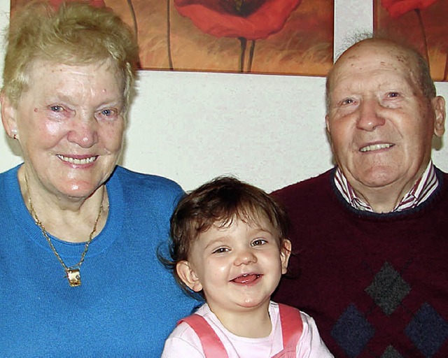 Hugo und Margret Frderer mit Enkelin Fabienne   | Foto: Christa Maier
