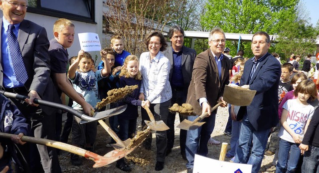 So viel Aufmerksamkeit gibt es selten ...ie Umgestaltung ihres Schulhofs geben.  | Foto: Karlernst Lauffer