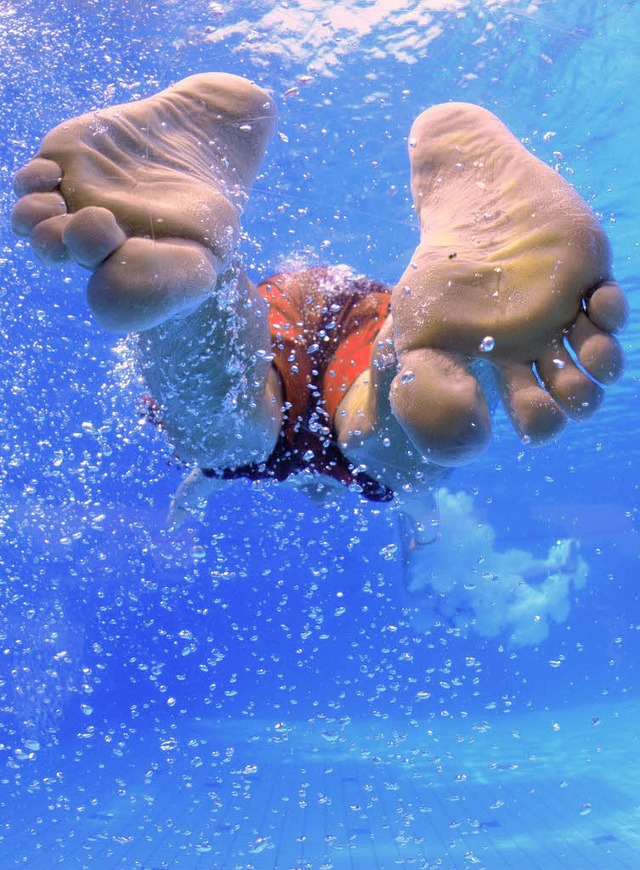 Ganz tief abtauchen: So herrliches  bl...es meistens nur im Schwimmbadbecken.    | Foto: dpa